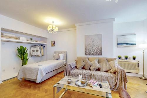 uma sala de estar com um sofá e uma mesa em Park Lane Apartments Mayfair Collection em Londres