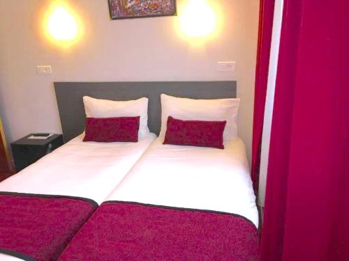 Postel nebo postele na pokoji v ubytování Hôtel Vendôme