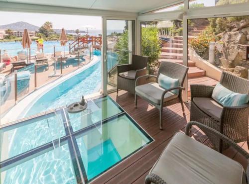 - une vue sur la piscine depuis la terrasse d'une maison dans l'établissement Appartement dans Village vacances vue mer, à Saint-Raphaël