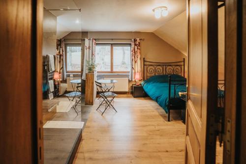 Le refuge de Kila في وايمس: غرفة نوم بسرير وطاولة وكراسي
