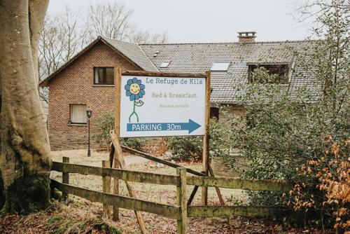 a sign that is in front of a house at Le refuge de Kila in Waimes