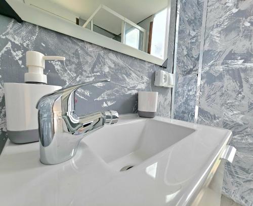 ein Badezimmer mit einem weißen Waschbecken und einem Spiegel in der Unterkunft Finca AveStruz Noche mágica bajo las estrellas in San Isidro