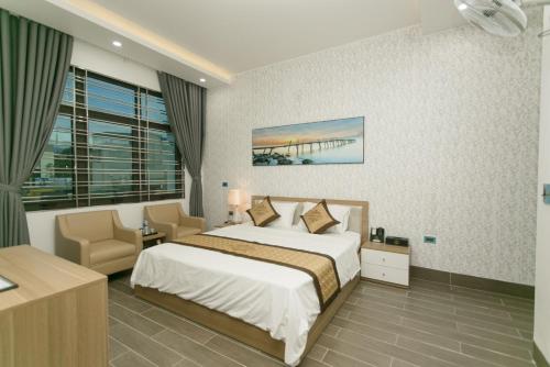Säng eller sängar i ett rum på Bảo Ngọc Hotel