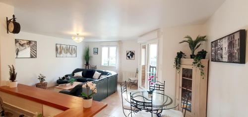 un salon avec un canapé et une table dans l'établissement The TRIBE- Superbe duplex standing 8 places, à Rouen