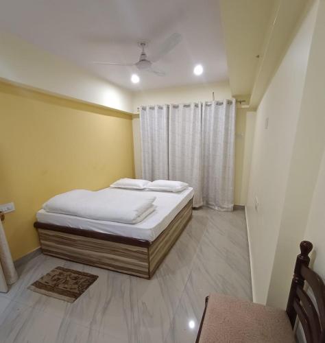 Habitación pequeña con cama y ventana en Luxury Homestay en Varanasi