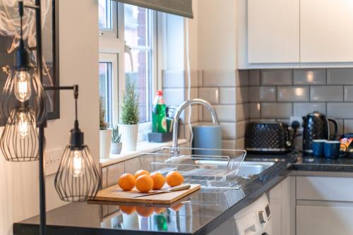 A kitchen or kitchenette at Open Mind Property - City Centre & Free Parking