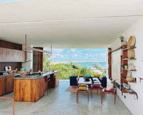 a kitchen and dining room with a view of the ocean at Duna Sonambula in Praia do Tofo