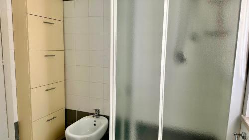 a bathroom with a shower and a toilet and a sink at N276 - Numana, bilocale fronte Spiaggiola con piscina in Numana