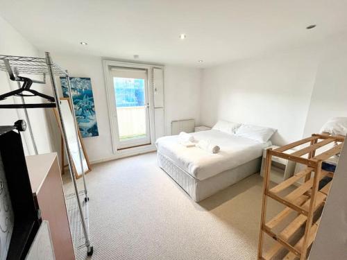 um quarto branco com uma cama e uma escada em Duplex on the Docks - Free WiFi/Parking em Liverpool