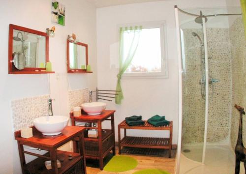 ein Bad mit 2 Waschbecken und einer Dusche in der Unterkunft Villa de 2 chambres avec piscine privee terrasse et wifi a Lalbenque in Lalbenque