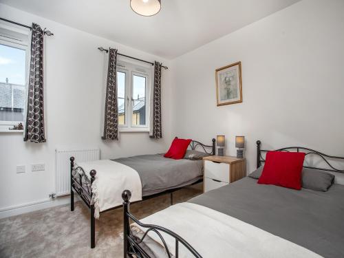 a bedroom with two beds and a window at Wagtails in Dartmouth