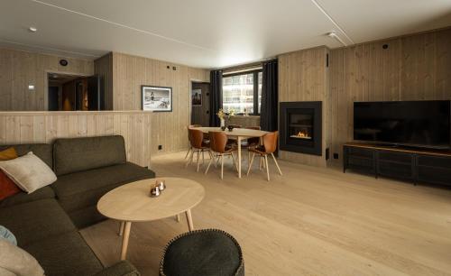 a living room with a couch and a table at Helt ny leilighet i Hemsedal, rett ved Fyri Resort - Ski inn - Ski out in Hemsedal