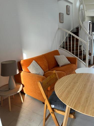 un salon avec un canapé et une table dans l'établissement Maison centre-ville avec extérieurs, à Lannion