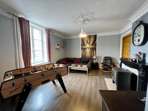 una sala de estar con una gran mesa de billar. en CHAMBRE D'HOTE, en Granges-sur-Vologne
