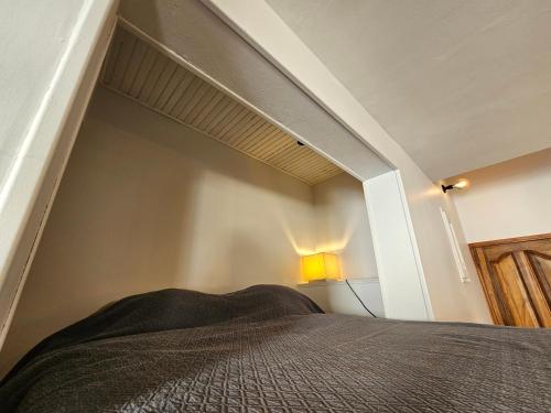 - une chambre avec un lit et une lampe dans l'établissement Charmant studio à Toulon Centre, à Toulon