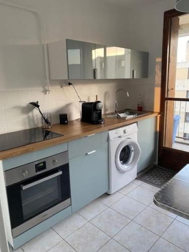 une cuisine avec un lave-linge et un lave-linge dans l'établissement Appart T3 proche métro -draps et serviettes inclus, à Marseille
