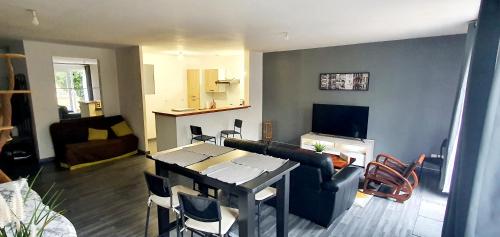 - un salon avec un canapé et une table à manger dans l'établissement The Family - Bel Appartement 4/6 places, à Rouen