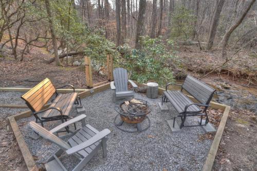 Zahrada ubytování Luxury Cabin Sleeps 8 with creekside fire pit near Helen GA