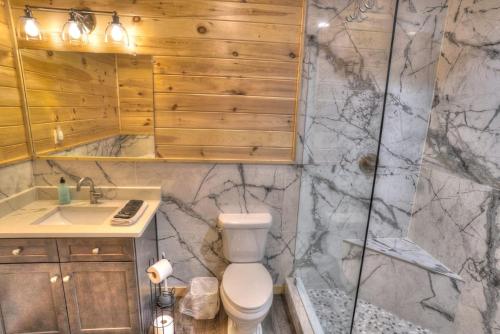 Koupelna v ubytování Luxury Cabin Sleeps 8 with creekside fire pit near Helen GA