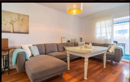 - un salon avec un canapé et une table dans l'établissement Azahar - Vista Mar, à Rincón de la Victoria