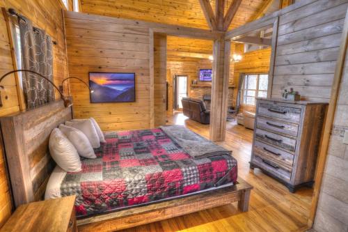 Postel nebo postele na pokoji v ubytování Luxury Cabin Sleeps 8 with creekside fire pit near Helen GA