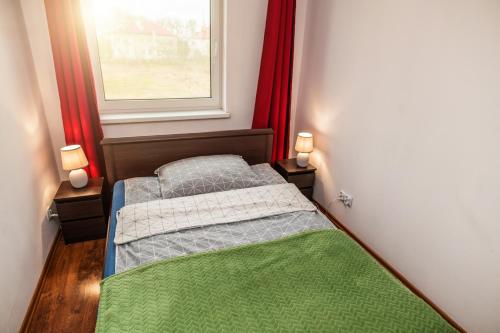 Legnickie PoleにあるCały apartamentの小さなベッドルーム(ベッド1台、窓付)