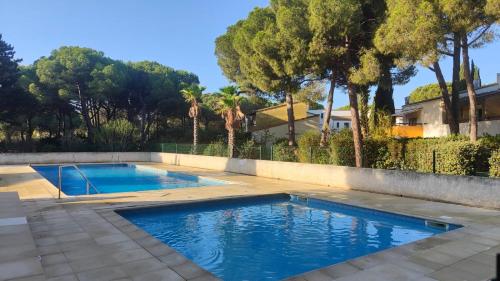 - une piscine dans une cour arborée dans l'établissement Cocon calme proche de la mer, au Cap d'Agde