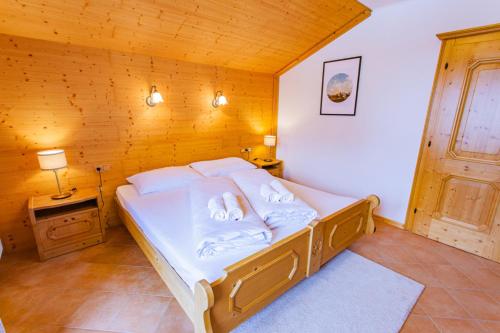 Schlafzimmer mit einem Bett mit weißer Bettwäsche und Kissen in der Unterkunft Bergidyll 11 by Alpenidyll Apartments in Ramsau am Dachstein