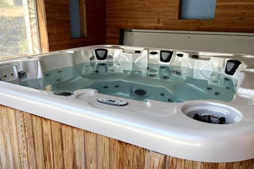 La salle de bains est pourvue d'une baignoire. dans l'établissement Chalet au Domaine de l'Aven, à Villeneuve-Minervois