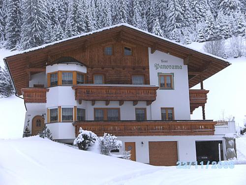 ein großes Gebäude im Schnee mit schneebedeckten Bäumen in der Unterkunft Haus Panorama in Sankt Leonhard im Pitztal