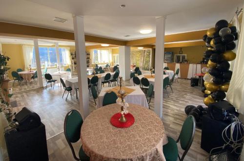 Εστιατόριο ή άλλο μέρος για φαγητό στο Pensiunea La Mesteceni -Zur Birke, Poiana Marului-Caras Severin