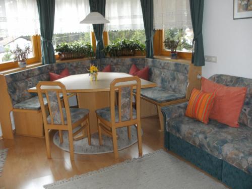 ein Esszimmer mit einem Tisch, Stühlen und einem Sofa in der Unterkunft Haus Panorama in Sankt Leonhard im Pitztal