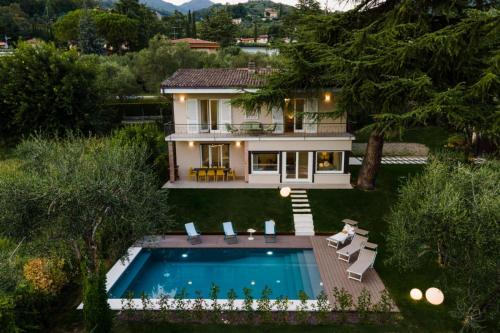an aerial view of a house with a swimming pool at Villa dei Lauri - villa vista lago con piscina in Salò