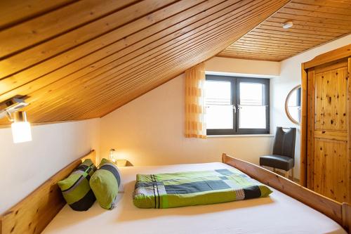 una camera con letto e soffitto in legno di Haus Gisela - Self Check-in - Jakobsweg - Etappe von Höxter bis Brakel a Brakel