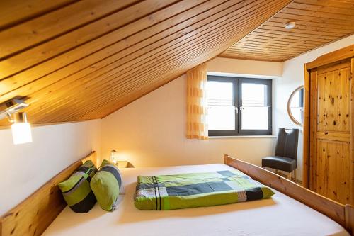 Schlafzimmer mit einem Bett mit Holzdecke in der Unterkunft Haus Gisela - Self Check-in - Jakobsweg - Etappe von Höxter bis Brakel in Brakel