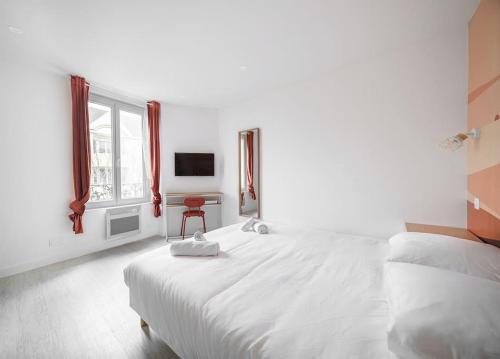 Un dormitorio blanco con una cama grande y una ventana en Havre de Paix pastel en Studio !, en Villiers-sur-Marne