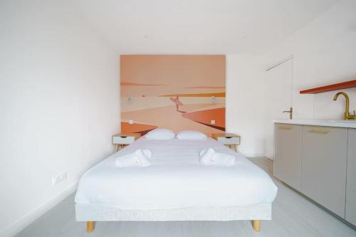 1 dormitorio con 1 cama blanca y cocina en Havre de Paix pastel en Studio !, en Villiers-sur-Marne