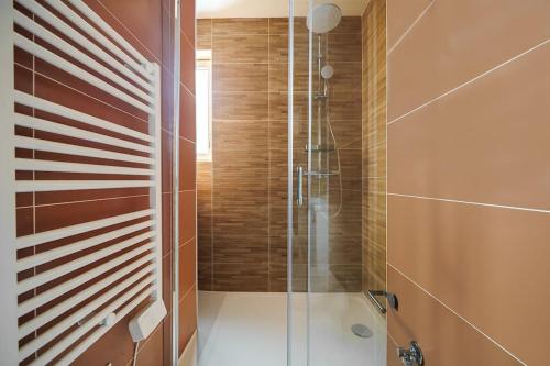 baño con ducha y puerta de cristal en Havre de Paix pastel en Studio !, en Villiers-sur-Marne