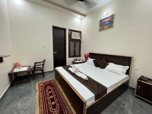 เตียงในห้องที่ Nidhivan Home Stay