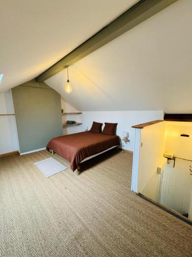 une chambre avec un lit dans un grenier dans l'établissement Petite Demeure, à Paray-le-Monial