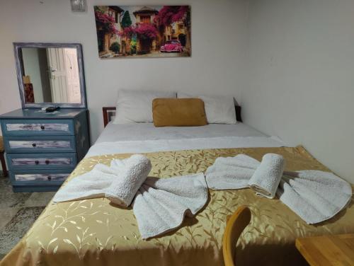 una camera da letto con un letto e asciugamani di ANTIQUE HOUSE (ANTALYA CENTER) a Antalya (Adalia)
