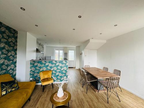 un salon avec une table et un canapé dans l'établissement Petite Demeure, à Paray-le-Monial