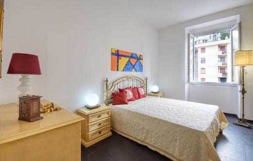 - une chambre avec un grand lit et une fenêtre dans l'établissement 2 Bedroom Cozy Apartment In Genova, à Gênes