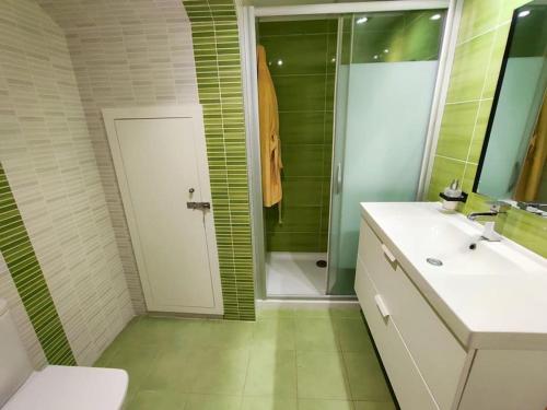 La salle de bains est pourvue de toilettes, d'un lavabo et d'une douche. dans l'établissement Ca La Perla, à Albalat de Taronchers