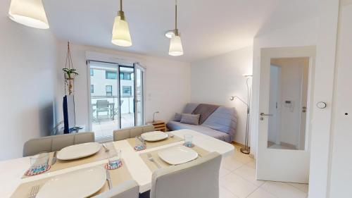 une cuisine et un salon avec une table et des chaises dans l'établissement CityHeart Constellation avec parking, à Strasbourg