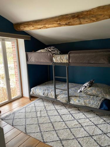Ancienne bergerie emeletes ágyai egy szobában
