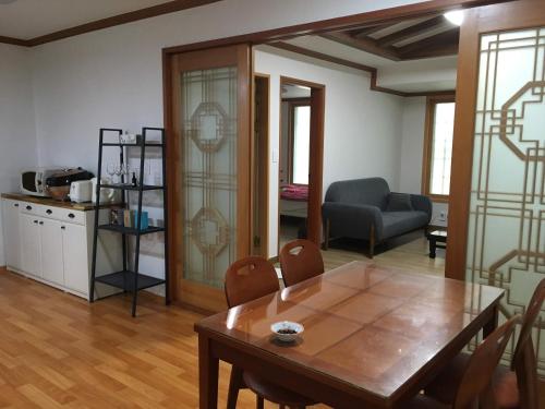 un soggiorno con tavolo e sedie in legno di Harry House a Gyeongju