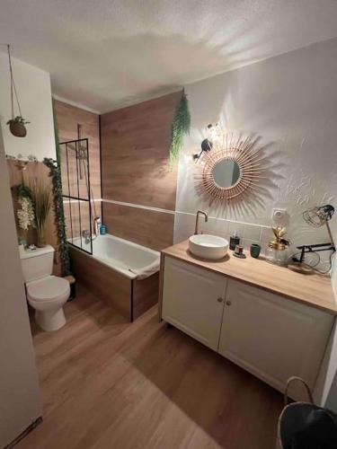 une salle de bain avec une baignoire, des toilettes et un lavabo dans l'établissement Ivissa cosy calme y confortable, à Canet