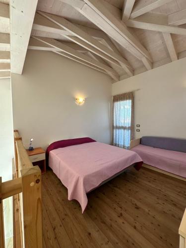 カオルレにあるRESIDENCE STEFANIA ATTICI SU 2 LIVELLI - AGENZIA COCALの部屋にベッドが2つある寝室