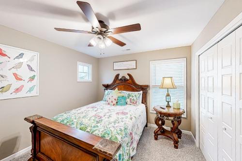- une chambre avec un lit et un ventilateur de plafond dans l'établissement Old Woodland Station, à Clarksville